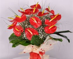 Aşkın Baş Tacı: Romantik Çiçek Aranjmanlarıyla Kalpleri Fethedin
